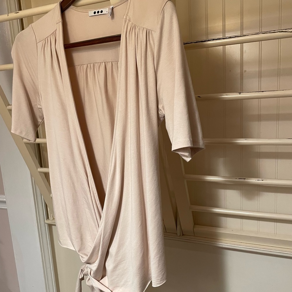3 dots wrap blouse